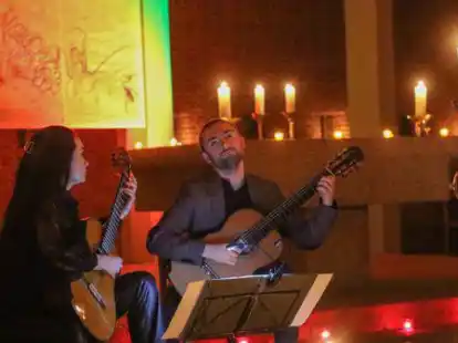 Kirchenkonzert im Kerzenschein mit den beiden ukrainischen Musikern Arsen Asanov (r.) und Dariya Panasevych