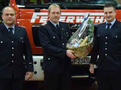 Auszeichnung Feuerwehrmann des Jahres 2021 (von links): stellvertretender Ortsbrandmeister Timo Hinrichs, Jan Wasserthal und Ortsbrandmeister Matthias Schulte