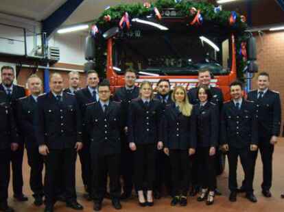 Bef&ouml;rderungen vor dem neuen, geweihten Feuerwehrauto (von links): stellvertretender Kreisbrandmeister Franz Josef Nording, Gemeindebrandmeister Hartmut Hanekamp, stellvertretender Gemeindebrandmeister Kevin Heese, stellvertretender Ortsbrandmeister Timo Hinrichs, Gemeindejugendfeuerwehrwart Jan Wasserthal, Jugendfeuerwehrwart Florian Fugel, Alexander Mut, Thede Henken, Antje Bl&ouml;mer, Malte B&uuml;mmerstede, Julia Meyer, Esther Hermes, Marcel Wellenbrock, Niklas B&ouml;hmann, Ortsbrandmeister Matthias Schulte und B&uuml;rgermeister Thomas Otto.