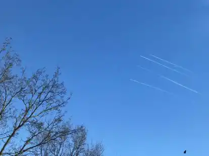 Kondensstreifen am Himmel &uuml;ber Oldenburg: Viele B&uuml;rger fragten sich, um welche Flugzeuge es sich am fr&uuml;hen Dienstagnachmittag &uuml;ber der Stadt handelte.