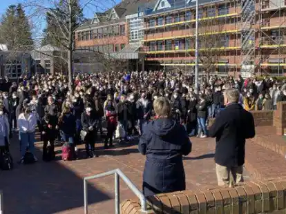 Versammelten sich auf dem Schulhof. (Von links): Schulpastorin Sabine Arnold, Schulleiter Jens Haar und Schulsprecherin Lea Hildebrandt hielten gemeinsam mit hunderten Sch&uuml;lerinnen und Sch&uuml;lern eine Gedenkveranstaltung f&uuml;r die Menschen in der Ukraine ab.