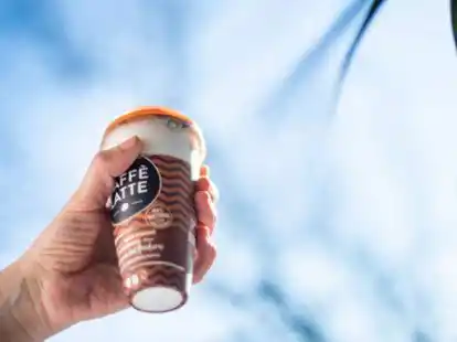 Wer mit dem Kaffee aus dem K&uuml;hlregal nicht Mengen von Zucker und Zusatzstoffe schl&uuml;rfen will, sollte auf die Zutatenliste achten. Foto: Zacharie Scheurer/dpa-tmn