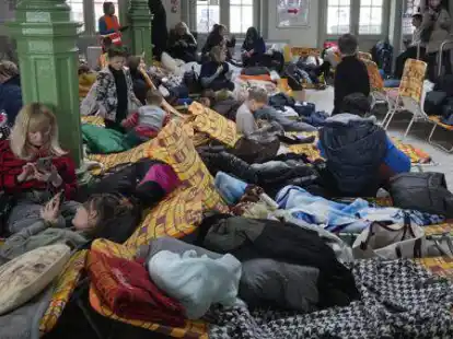 Wegen des russischen Angriffs auf die Ukraine sind Menschen auf der Flucht.