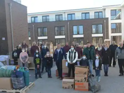 Die Helfer von Pflegebutler und Firma Enke-Werke: Ein 40-Tonner mit Hilfsg&uuml;tern ist auf dem Weg von Schortens in die Ukraine.