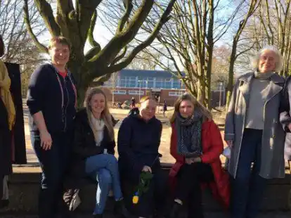 Sie alle verfolgen das gemeinsame Ziel, Oldenburger Grundsch&uuml;ler zu st&auml;rken: Corinna Roeder (Soroptimist International), Sabine Stehno (Grundschule Nadorst), Studentin Lea Sch&auml;fer, Gabi Chapus (Grundschule Hogenkamp), Alexandra Wohlert (Grundschule Bloherfelde), Ina Grieb (Soroptimist International) und Pfarrer Andreas Thibaut.