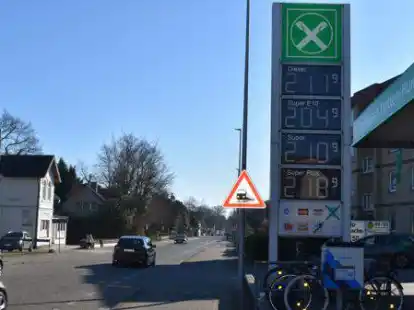 Spritpreise auf Rekordhoch: An der Raiffeisen-Tankstelle in Wildeshausen lagen die Preise f&uuml;r Diesel und Super deutlich &uuml;ber der Zwei-Euro-Marke.