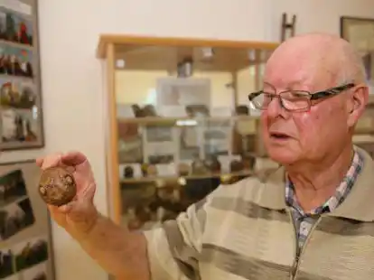 Er war ein Lexikon: Jonny Agena mit dem &auml;ltesten St&uuml;ck seiner Sammlung im Bo&szlig;elmuseum.