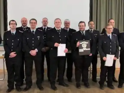 Nach der coronabedingten Pause im vergangenen Jahr konnten nun wieder langj&auml;hrige Mitglieder der Freiwilligen Feuerwehr Burhave geehrt und Bef&ouml;rderungen bekanntgegeben werden.