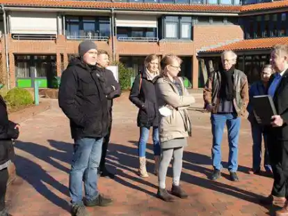 Mitglieder der B&uuml;rgerinitiative &bdquo;Ahlhorn ohne Schie&szlig;l&auml;rm&ldquo; haben  vor dem Kreishaus in Wildeshausen einen Ordner mit gut 400 Unterschriften gegen den Bau des Jagdlichen Ausbildungszentrums Ahlhorner Heide an Landrat Christian Pundt &uuml;bergeben.