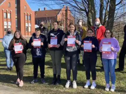 Die neuen Schulbusbegleiter des achten Jahrgangs der IGS Brake haben ihre Urkunden erhalten. Krankheitsbedingt fehlt ein Absolvent.