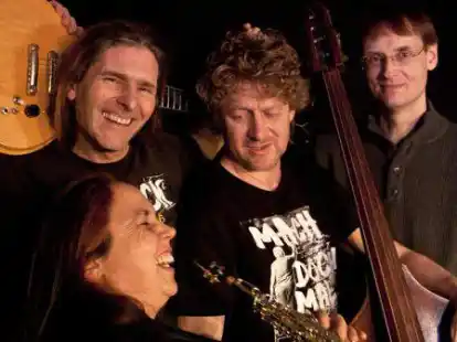 Ein gutes Team: (von links) Christian Jakober, Eve Hase, J&ouml;rg Isermeyer und Marc Prietzel von der Band &bdquo;Lack of Limits&ldquo; freuen sich auf ihr Jubil&auml;ums-Konzert in der Fl&auml;nzburch in Oldenburg.