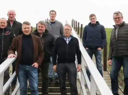 Der neue Ausschuss mit Heiner Lehmhus, Rosenberg; Bernd B&uuml;sing, Moorseite; Fred Eilers, Bekhausen; Torben Gerdes, Jaderberg; Frank B&uuml;sing, R&ouml;nnelmoor; Wilke Stahmer, Lehmden; Hans-Hermann Denker, Barghorn sowie dem Verbandsvorsteher Fritz-Harald Strodthoff-Schneider aus  Schweiburg (3. von links).