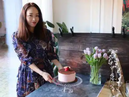 Seenea Jung backt in ihrer Freizeit dekorative K&ouml;stlichkeiten, hier pr&auml;sentiert sie einen Erdbeer-Tiramisu-Schokoladenkuchen. Auch das ansprechende Fotografieren geh&ouml;rt f&uuml;r sie dazu.