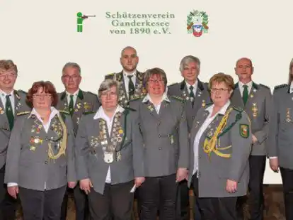 Der komplette Vorstand des SV Ganderkesee: (vorne von links) Astrid Eilers, Gisela Frerichs (Oberschie&szlig;meister), Inge Noster (Beirat), Helga Wolter (stellv. Damensprecherin). Dahinter (von links) Ralf Eilers, Thomas Warrelmann, Sebastian Berkahn, Heiko Behnken, Silvio Voigt (Beirat) und Claudia J&uuml;chter.