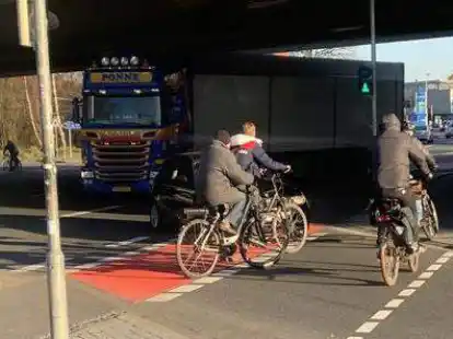 Das war knapp: Radfahrer und Fu&szlig;g&auml;nger haben bereits Gr&uuml;n, w&auml;hrend Autos und Lastwagen noch mitten im Wendeman&ouml;ver sind und direkt wieder auf die Autobahn auffahren wollen.