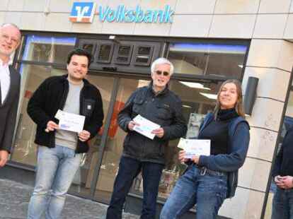 &Uuml;bergabe der 100-Euro-Gewinne: (von links) Volksbank-Vorstand Matthias Osterhues, Merlin Th&ouml;rmann, Rainer Ahlers, Jenny Neumann und NWZ-Redakteur Patrick Buck