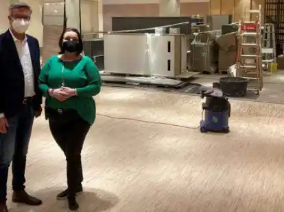 Vor einem Teil der 600 Quadratmeter gro&szlig;en neuen Fl&auml;che: Abteilungsleiterin Nicole Sieveke und Leffers-Gesch&auml;ftsf&uuml;hrer Sebo Kramer am Freitag vor der Baustelle, die bis Ende des Monats fertig sein soll.
