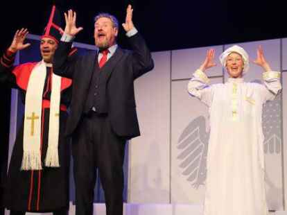 Das Kabarett-Theater &bdquo;Distel&ldquo; war am Samstagabend im Friesoyther Forum am Hansaplatz zu Gast