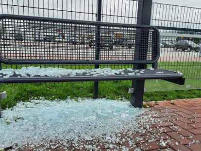 Wie hier an der Atenser Allee haben unbekannte T&auml;ter in der Nacht zum 9. Februar die Scheiben von Buswarteh&auml;uschen eingeschlagen.