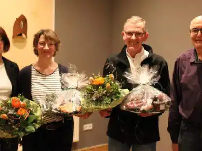 Nadine Gramberg (von links) verabschiedete gemeinsam mit J&uuml;rgen Tempelmann (rechts) als neue Vorsitzende Rena Brandes und Peter Schmidt, die aus der Vereinsf&uuml;hrung ausgestiegen sind.