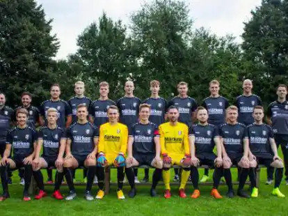 Punkte und Spenden: Am Sonntag werden im Rahmen des Heimspiels der SG ScheDammB&auml;ke, hier das Mannschaftsfoto vom Saisonbeginn noch mit dem alten Trainerteam, Spenden f&uuml;r gefl&uuml;chtete Menschen aus der Ukraine gesammelt.