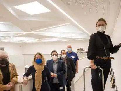 Fotoausstellungser&ouml;ffnung im August Carr&eacute;e mit ( v. l. ) Claus Spitzer-Ewersmann, Kristina Minder, Dominik Honecker, Christian Byhahn, Maik G&uuml;nther und Fotografin  Izabela Mitwollen