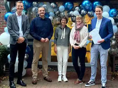 Philipp G&auml;rtner (rechts), Schulleiter der Deichschule Scheiburg,   blickt zur&uuml;ck:  Unser Bild zeigt ihn bei der Amtseinf&uuml;hrung mit (von links)  Dezernent Carsten Kliegelh&ouml;fer, Andreas P&ouml;pken, Rita Pfretzschner und Carla Vizcaino-Diaz.