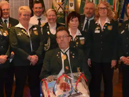 Delegiertenversammlung des Oldenburger Sch&uuml;tzenbund (OSB) im Saal Hempen-Hagen in B&ouml;sel. Pr&auml;sident Peter Wiechmann (Mitte, sitzend) wurde verabschiedet und zum Ehrenpr&auml;sidenten ernannt. Neue Pr&auml;sidentin und damit die erste Frau an der Spitze des OSB ist Marion Siemer (zweite von rechts).