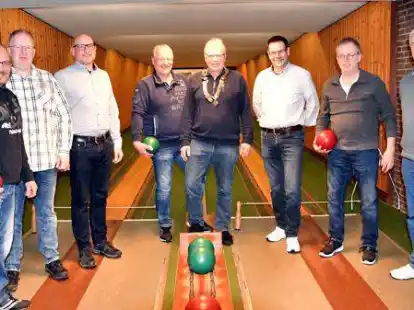 70 + 1: So alt ist der Kegelclub &bdquo;Bullerb&auml;ke&ldquo;  in Huntlosen. Im Vorjahr verhinderte die Corona-Pandemie das Jubil&auml;um. Am Mittwochabend trafen sich in Meyers Gasthaus (von links) Tom Thedens, Rudolf Knutzen, Andreas Weking, Wilfried B&uuml;hrmann, Stefan Kragl, Torsten Plate, J&uuml;rgen Hesselmann und Reinhard Grosser.   Bild: