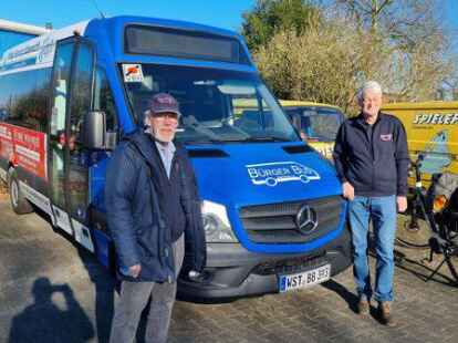 Freuen sich, dass der B&uuml;rgerBus ab Montag wieder fahren kann: Rolf Meyrowitz, im Verein f&uuml;r die &Ouml;ffentlichkeitsarbeit zust&auml;ndig (links), und Rainer Schwarz, Fahrdienstleiter und Schriftf&uuml;hrer (rechts).