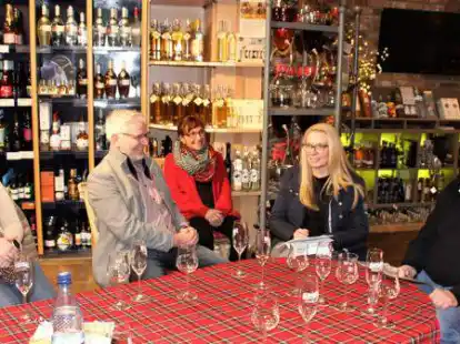 Bereiten den Fr&uuml;hlingsmarkt des Rasteder HGV vor (von links): Benita Focken, Guido Barz, D&ouml;rte Duddeck, Kirstin Ferchow und Uwe Albertzard.