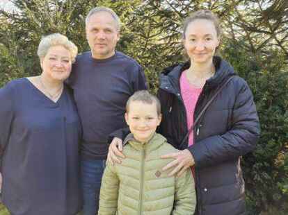 Zuflucht in Hude gefunden: Svitlana und Udo Wilkens (v.l.) mit Nazar und Liudmyla Dumenko aus der Ukraine.