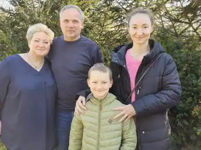 Zuflucht in Hude gefunden: Svitlana und Udo Wilkens (v.l.) mit Nazar und Liudmyla Dumenko aus der Ukraine.