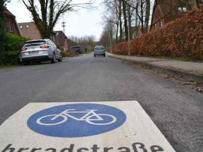 Die erste von f&uuml;nf Radfahrstra&szlig;en ist ausgewiesen, aber zu oft bekommen Autofahrer noch Vorrang. Bild: Archiv