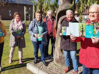 Pr&auml;sentieren den druckfrischen Flyer mit den G&auml;stef&uuml;hrungen 2022: Monika Kallisch (v.l.) und Kerstin Sonka von der Touristik-Palette mit den G&auml;stef&uuml;hrern Edith Buskohl, G&uuml;nter Budde, Daniela Kahmann-Ahrens und Jan Juister.