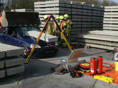 500 Kilogramm schwere Betonteile stecken in einem Auto: Nur eines von vier Einsatzszenarien der Feuerwehr am Wochenende.