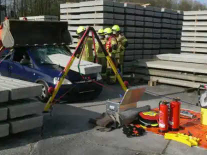 500 Kilogramm schwere Betonteile stecken in einem Auto: Nur eines von vier Einsatzszenarien der Feuerwehr am Wochenende.