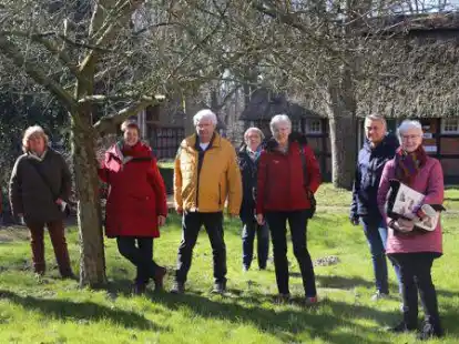 Stellten im ehemaligen Spieldorf der Freilichtb&uuml;hne Bookholzberg das Programm des G&auml;stef&uuml;hrer-Teams f&uuml;r 2022 vor: Annette Dick (von links), Vera Pundt (Tourist-Information der Gemeinde), Elisabeth K&uuml;hling, Gerd Logemann, Inge Meyer, Anni Schl&uuml;ter, Peter Hedemann und Lisa Dirks.