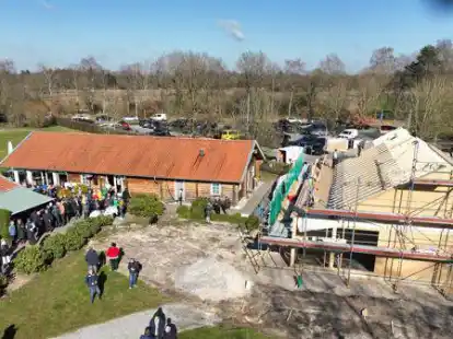 Luftbild &uuml;ber dem Neubau: Hier entsteht das neue Verwaltungsgeb&auml;ude mit Proshop des Golfclubs am Meer in Bad Zwischenahn.