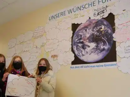Sprechwolken f&uuml;r die Welt: (von links) die Sechstkl&auml;sslerinnen Lara Logemann, Tamara Bootsmann und Lucy Lorbach