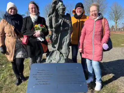 Celia Werner, Wivi Li-Werner, Uwe Th&ouml;le und Edeltraut Spreen freuen sich, dass die Arbeiter-Skulptur am Weserstrand eine Hinweistafel erhalten hat.