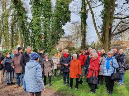 Eine Station bei der Tour durch Friesoythe: Station beim &bdquo;Eisernen Kreuzweg&ldquo; im Stadtpark.