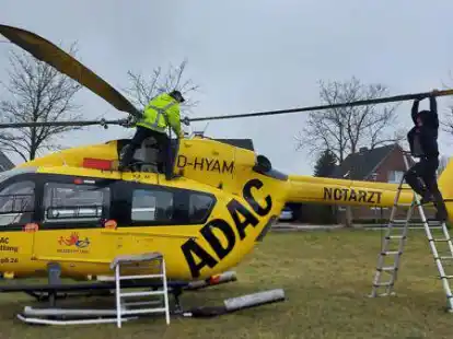 Hier braucht der ADAC-Rettungshubschrauber selbst Hilfe: Aufgrund eines Unfalls bei einer Landung in Riepe am Sonntag muss &bdquo;Christoph 26&ldquo; jetzt in die Werft.