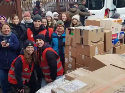 Transporter entladen: Sch&uuml;lerinnen und Sch&uuml;ler helfen in der polnischen Stadt Przemyśl im Namen des polnischen Roten Kreuzes dabei, die Hilfsg&uuml;ter zu verteilen.