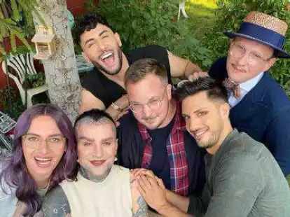 Auf Netflix zu sehen: Teilnehmer Bj&ouml;rn de Graaff umringt von (von links) Work-Life-Coach Leni Bolt, Beauty-Spezialist David Jakobs, Designer Ayan Yuruk, Ern&auml;hrungs-Coach Aljosha Muttardi und Mode-Experte Jan-Henrik Scheper-Stuke.