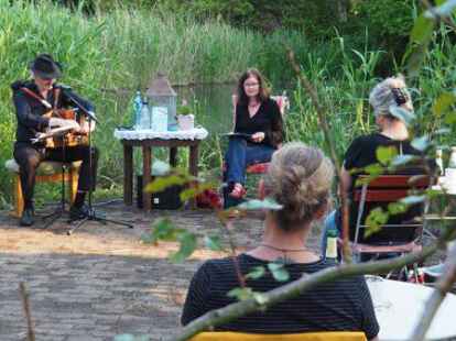 R&uuml;ckblick in 2021: Hier zu sehen ist die erste kulturelle Veranstaltung in der Hofbuchhandlung von Kathrin und Jan Wellmann in Westerholt, nachdem wegen der Corona-Pandemie alles auf Pause gestanden hatte. Anna-Kathrin Warner als Valerie Pauling las aus ihrem Roman, musikalisch begleitet hat sie Ulrich Wendt.