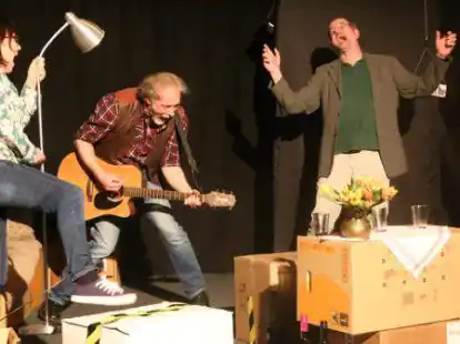 Party in der &bdquo;Tattergreis-WG&ldquo;: Susanne Seedorf, Ren&eacute; Mar&eacute;chal und Rolf Wilkens (von links) feiern.