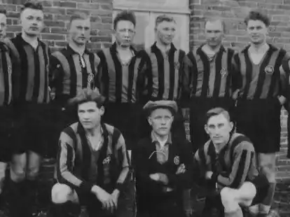 Ein sehr fr&uuml;hes Bild einer Fu&szlig;ballmannschaft des SV B&ouml;sel: Namentlich bekannt sind nur der Vorsitzende und Spieler Lehrer August Hasenkamp (vorne links), Spieler Aloys Gelhaus (ganz links), Franz Drees (rechts) sowie Torwart Boyting (vorne Mitte).