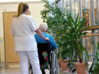 Am &bdquo;Girls- und Boys-Day&ldquo; k&ouml;nnen die Jugendlichen im Seniorenzentrum Brake Berufe kennenlernen, die vorwiegend vom anderen Geschlecht ausge&uuml;bt werden. (Symbolbild)
