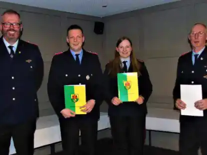 Ehrungen und Bef&ouml;rderungen mit von links: Ortsbrandmeister Dennis Jan&szlig;en, stellv. Ortsbrandmeister Jann R&uuml;the, Sofie Brocks und Walter Aschwege. Es fehlt Wilhelm L&uuml;er&szlig;en.